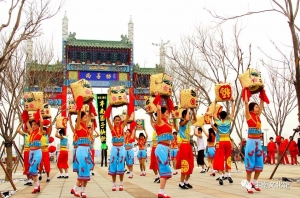 艺术团赶拍“篓子秧歌”将赴江西参加全国面具舞舞蹈展演